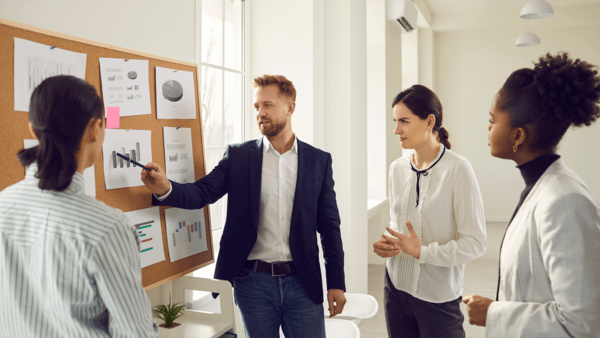 Project owner presenting MES, ERP, SCM, and SCADA strategy to improve software implementation success rates, based on expert insights and KPIs.