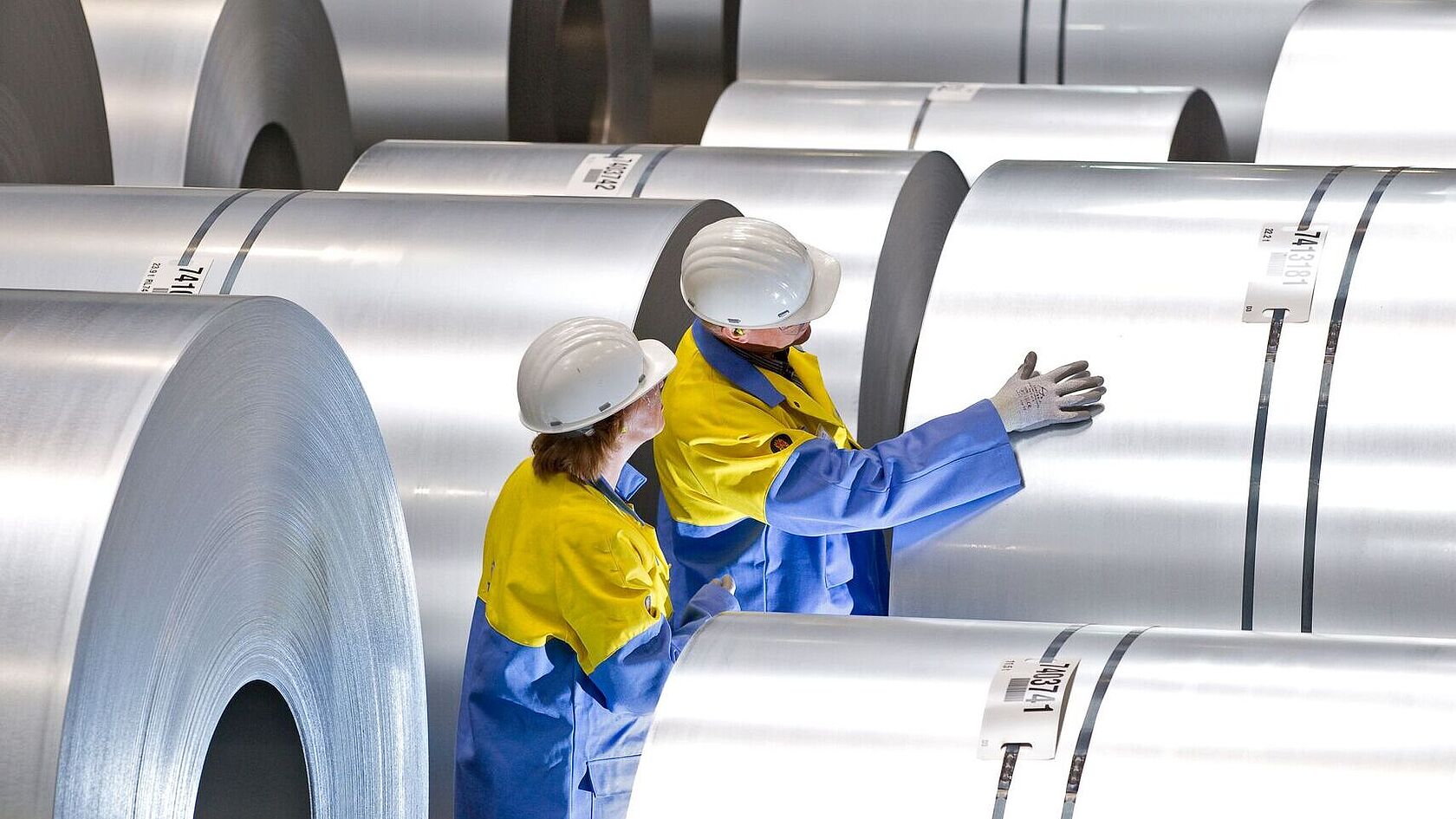 Qualitätskontrolle eines Stahlcoils durch Mitarbeitende von Tata Steel Nederland im Produktionsprozess.