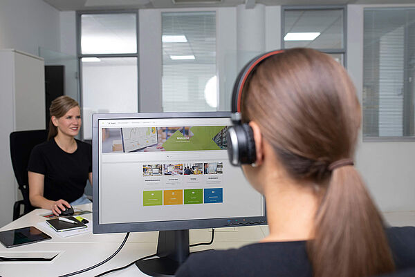 Darstellung vom Collaboration Space, einer gemeinsamen Online-Arbeitsumgebung, dargestellt auf einem Monitor Screen 