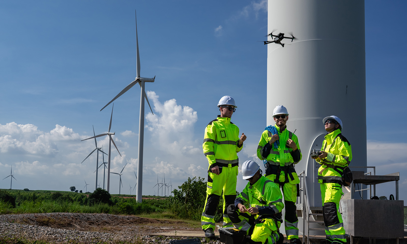 Einsatzteam bestehend aus verschiedenen Qualifikationen und mit jeweiligem Werkzeug